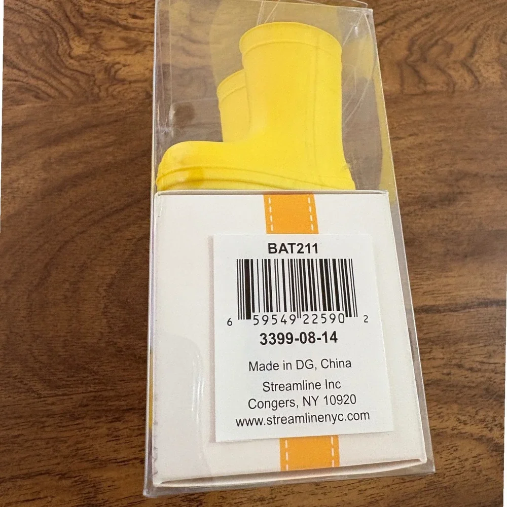 Winnif Wet Booties Yellow Toothbrush Holder New in Box Bathroom Decor Kids Child